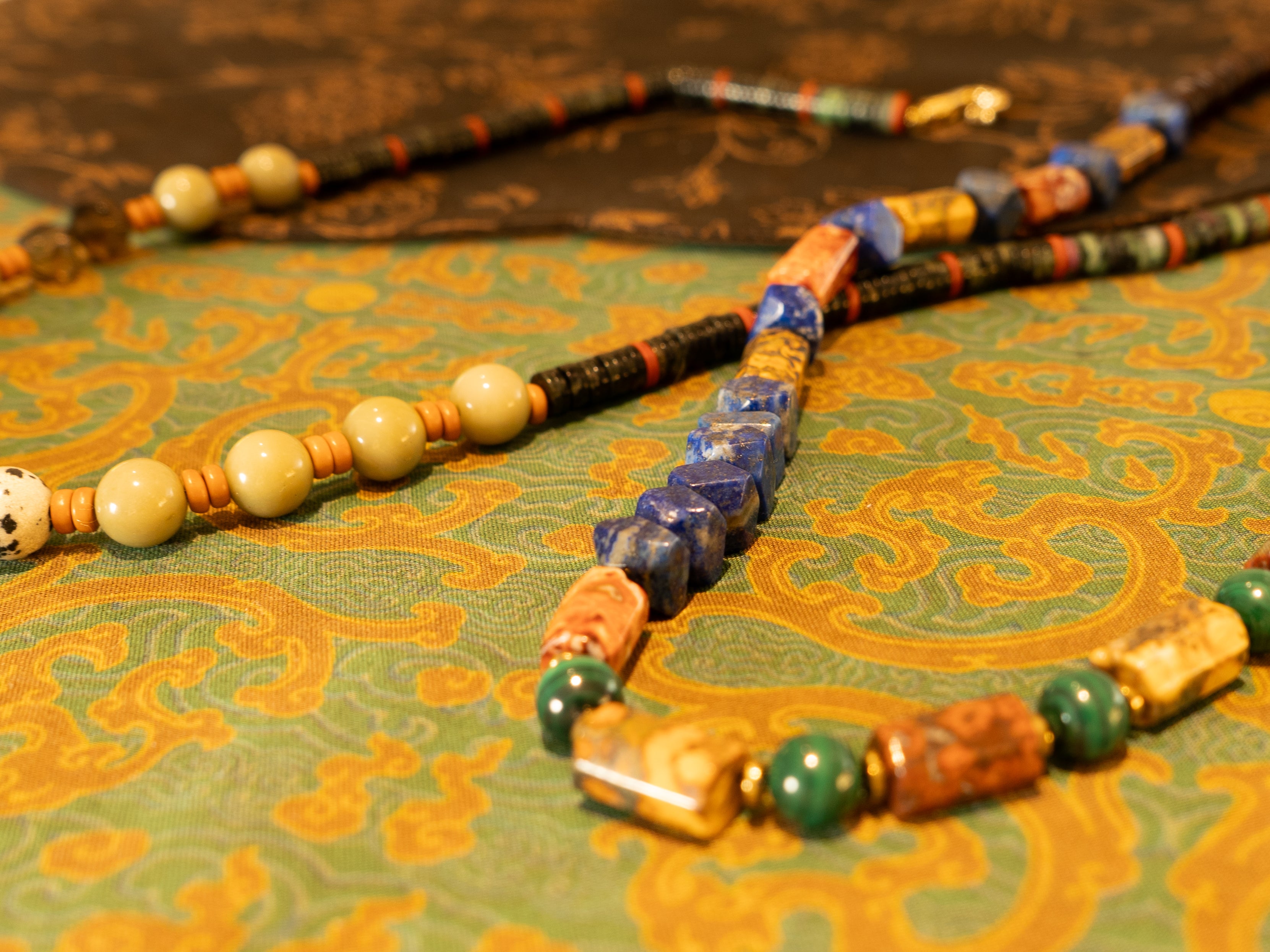 Mixed Lapis Strand Necklace stone detail image 1 MAK09019.jpg